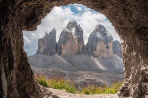 Vandreguide til Tre Cime di Lavaredo (De Tre Tinder) i Dolomitterne Tre Cime di Lavaredo udsigt fra grotte