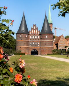 Lübeck Holstentor med blomster i forgrunden
