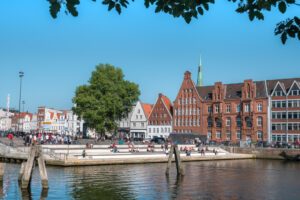 Lübeck sommerstemning ved floden