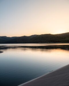 Stille vand ved Innerstetalsperre omkring solnedgang