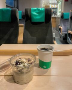 Lidt morgenmad og kaffe på SJs nattog på vej til Åre