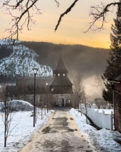 Solnedgang bag Åres gamle kirke