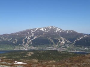Hele Åre-by med Åreskutan i baggrunden set fra fjeldet på den anden side af søen