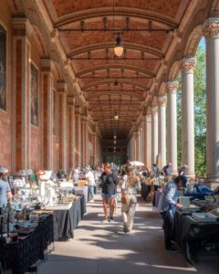 Loppemarked med antikviteter i Trinkhalle