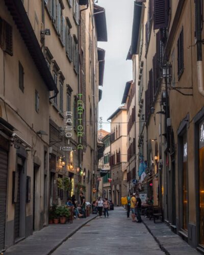 Smal gade i Firenzes centrum
