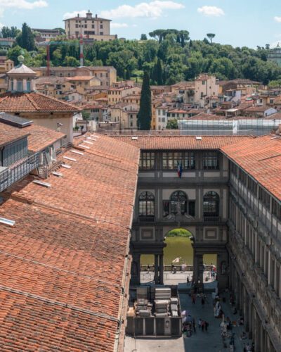 Uffizi-museet ligger lige mellem Palazzo Vecchio og Arno-floden