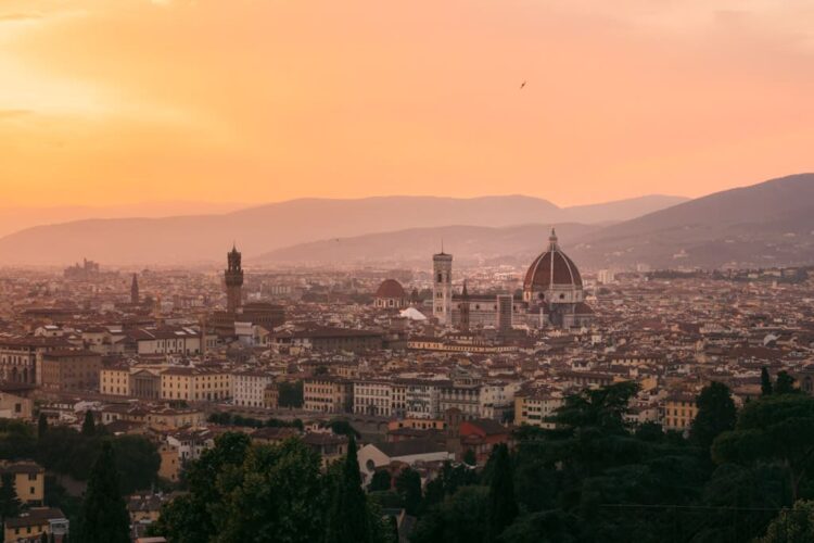 Firenzes historiske centrum (centro storico) fra den anden side af floden