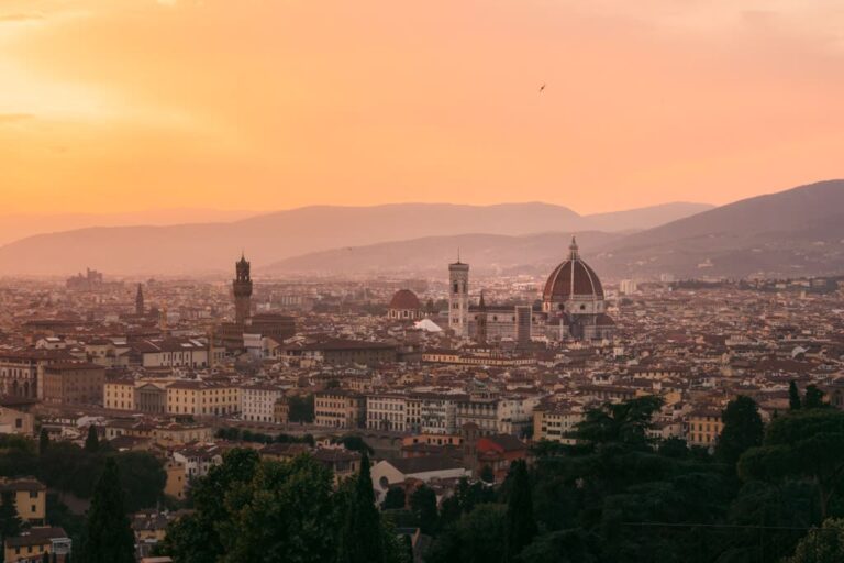 Firenzes historiske centrum (centro storico) fra den anden side af floden