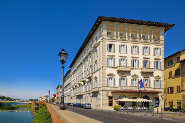 The St. Regis Florence beliggenhed ved Arno-floden i Firenze
