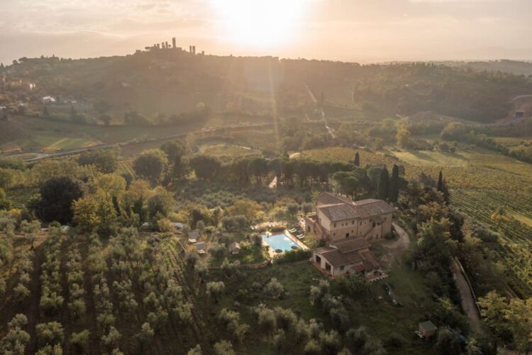 Agrivilla I Pini dronebillede med San Gimignano i horisonten