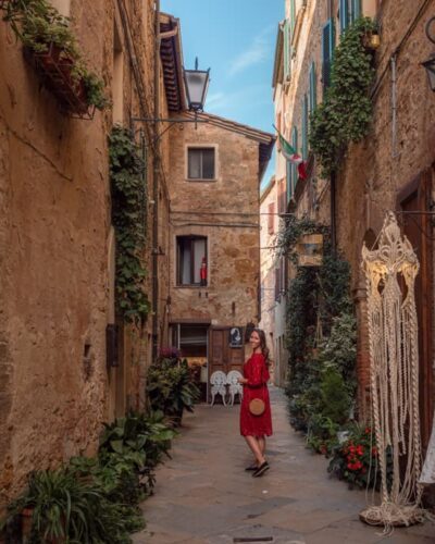 Victoria på smal gade i Pienza