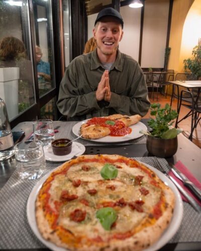 Calzone og mere klassisk pizza fra Pizzeria Paradiso