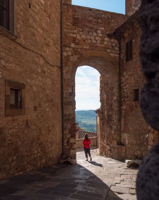 Victoria ud mod et udsigtspunkt i Montepulciano, Toscana.