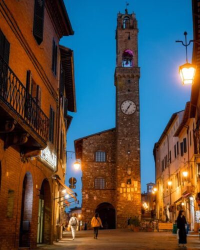 Montalcino i skumringen med tårn på hyggelig plads