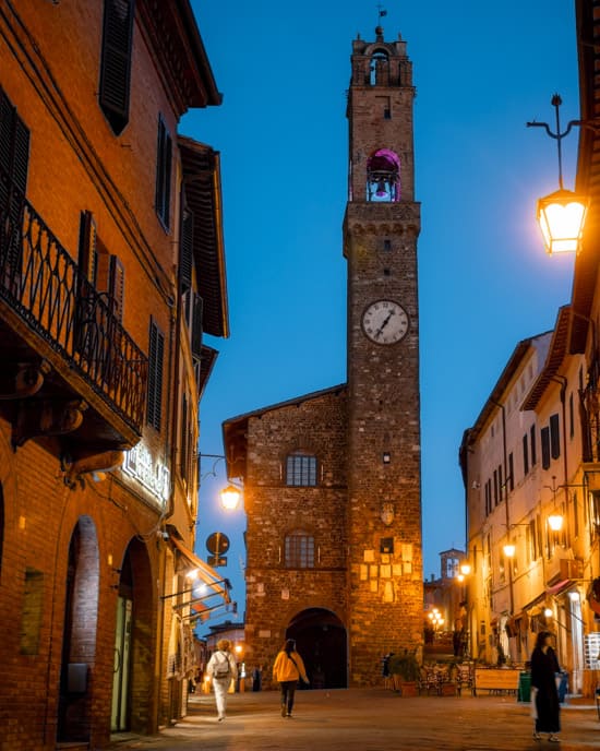 Montalcino i skumringen med tårn på hyggelig plads