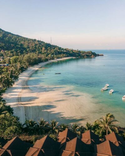 Sydvendt udsigt over Haad Yao Beach fra toppen af det passende navngivne Haad Yao Bay View Resort