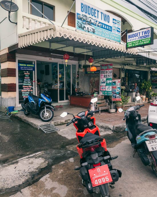 Budget to ved molen i Thong Sala er, hvor vi lejede vores scooter uden besvær