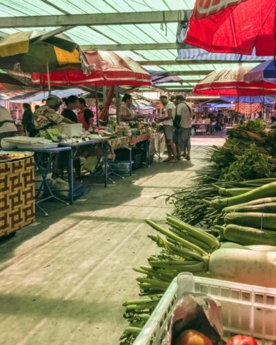 Det lokale marked foran Big C, hvor du kan forsyne dig med frisk frugt og snacks