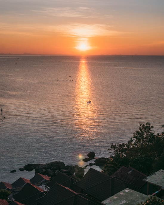 Sørg for at være vidne til solnedgangen. Denne er fra Haad Yao Beach