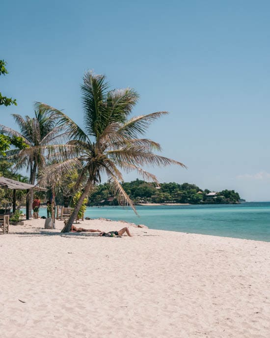 Strand på Koh Phangan i Thailand i den danske vinter