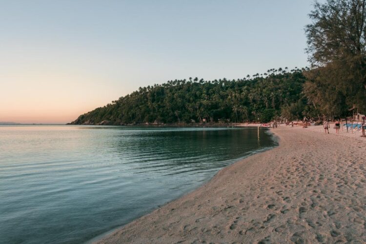 Haad Salad Beach er en klassisk thailandsk strand, der tilbyder en fantastisk blanding af faciliteter og afslapning