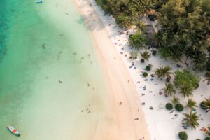 Strand fra droneperspektiv på Koh Phangan