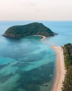 Dronefoto af Koh Ma og sandbanken fra Koh Phangan