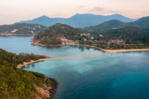Dronefoto af Koh Ma til venstre og Koh Phangan til højre