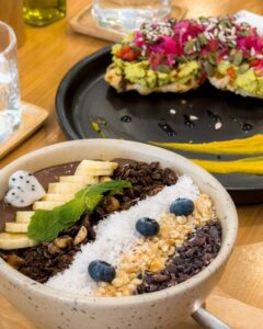 Kia Ora smoothiebowl og sandwich i Sri Thanu, Koh Phangan