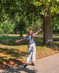 Victoria i en park i London