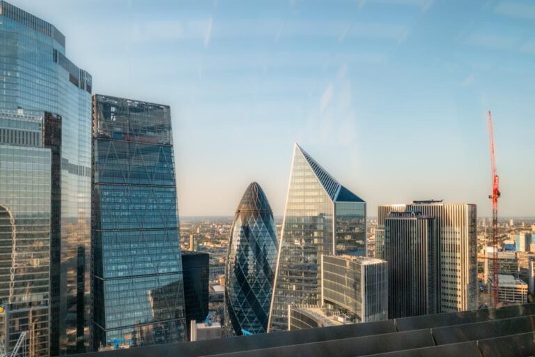 Udsigt fra Sky Garden i London over på The Gherkin i finansdistriktet