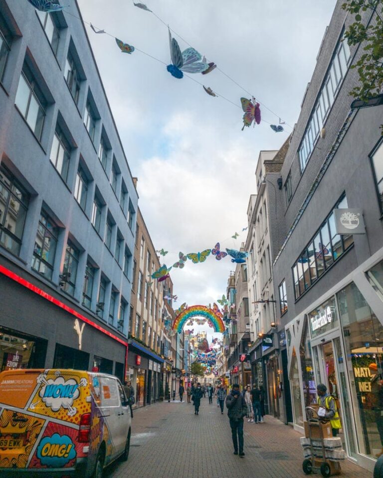 Sommerfugle og regnbuer på Carnaby Street i Soho
