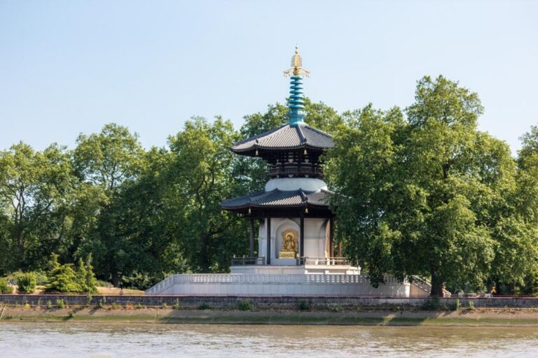 London Peace Pagoda i Battersea Park set fra den anden side af Themsen