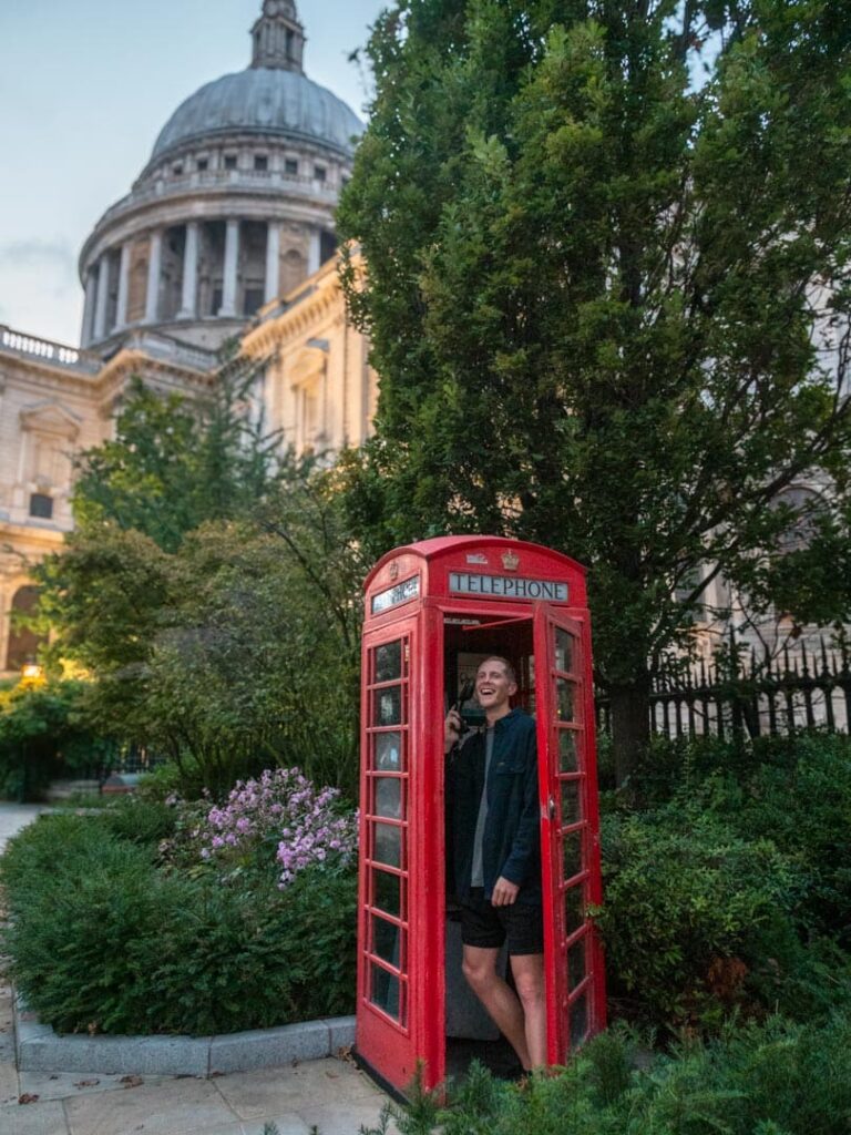 Telefoboks ved siden af St. Paul’s Cathedral
