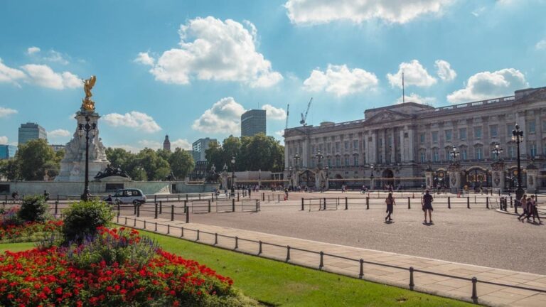 Buckingham Palace set udefra