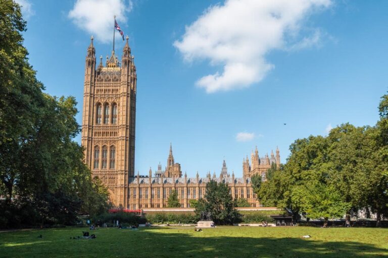 Palace of Westminster set fra parken