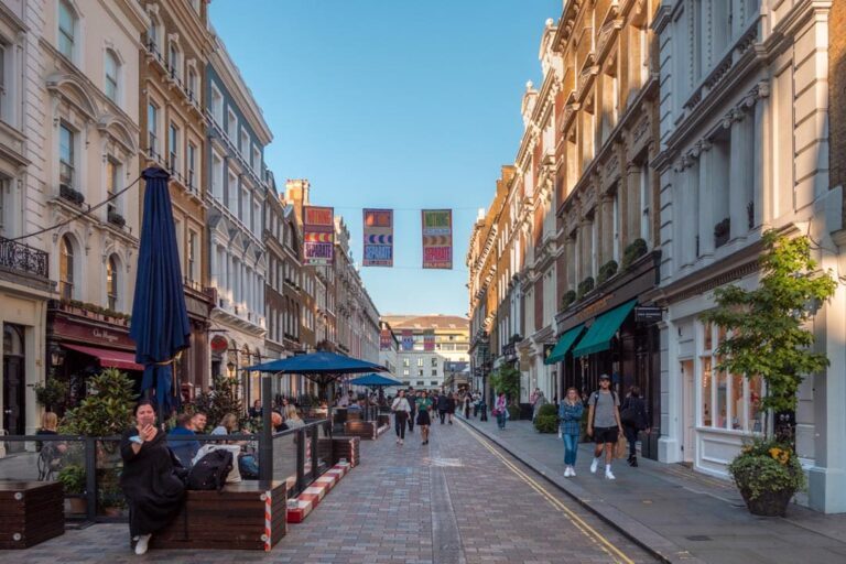 Gågade i Covent Garden-området i London