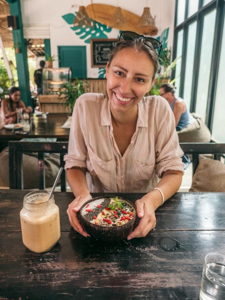 Victoria og smoothie bowl fra Karma Kafe