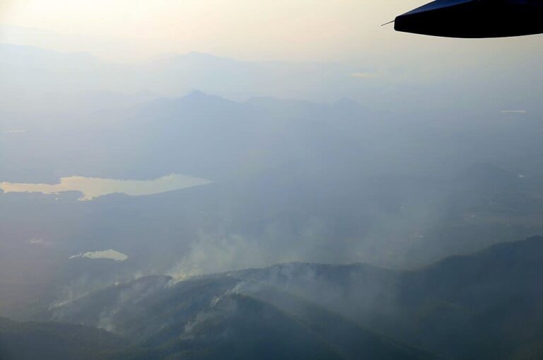 Røg i bjergene det nordlige Thailand under burning season