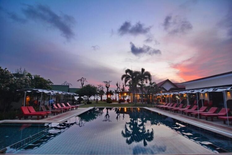 Poolen hos Golden Bay Cottage på Koh Lanta