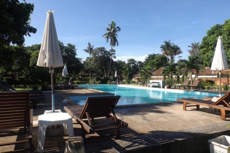Lanta Long Beach Hostel pool