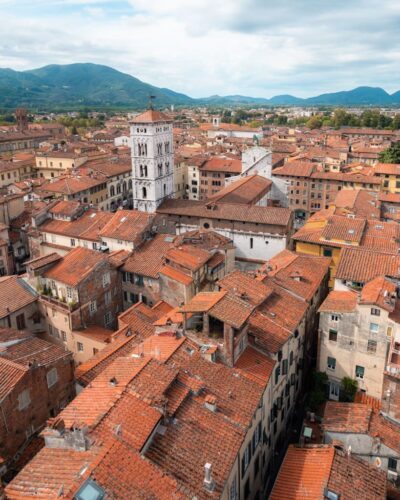 Udsigten fra toppen af Torre delle Ore i Lucca