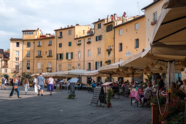 Oplev Piazza dell'Anfiteatro i Lucca