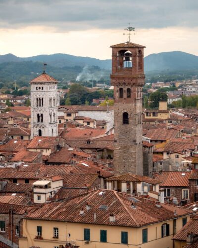 Klokketårnet Torre delle Ore set fra Guinigi-tårnet