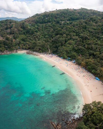 Freedom Beach set fra luften med en longtail-båd