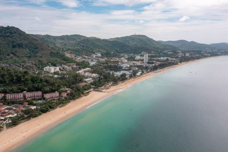 Karon-strand dronebillede set fra nord mod syd