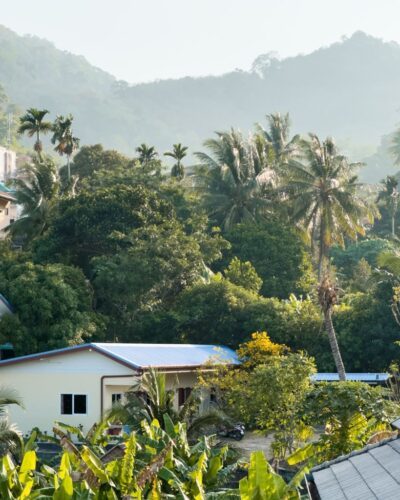 Udsigt mod bjergene bag Karon