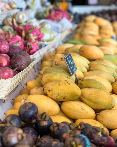 Mangoer i gadebod på Phuket