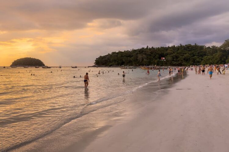 (Store) Kata-strand på Phuket ved solnedgang