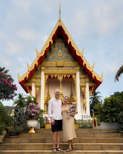 Alex, Victoria og Adrian foran Karon Temple